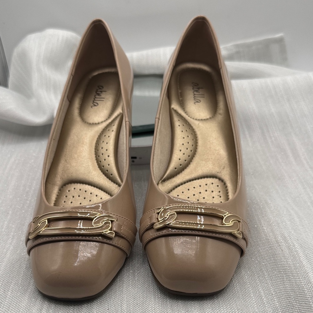 Abella beige patent low-wedge dress pumps. 
size 9 like new!